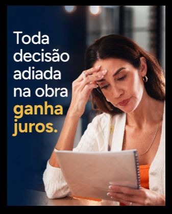 Mulher analisando documentos com preocupação, junto da frase “Toda decisão adiada na obra ganha juros”.
