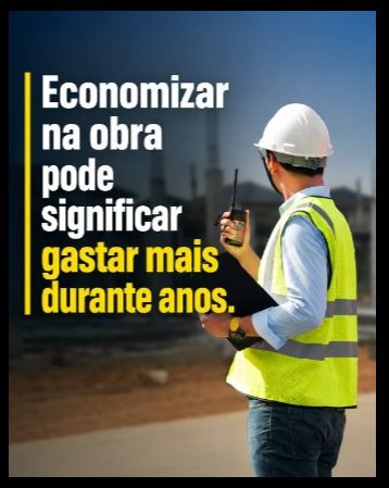 Engenheiro com capacete e rádio em uma obra, ao lado da mensagem sobre custos de economizar na obra.