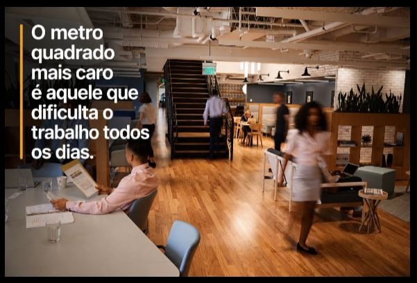 Pessoas circulando em um escritório com áreas de trabalho e convivência, ilustrando a funcionalidade do espaço.